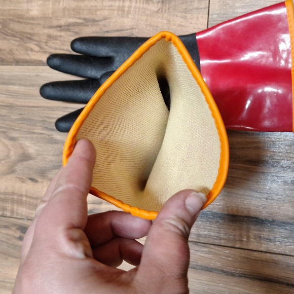 Size 9 Chemstop superior glove - Picture 3 of 3